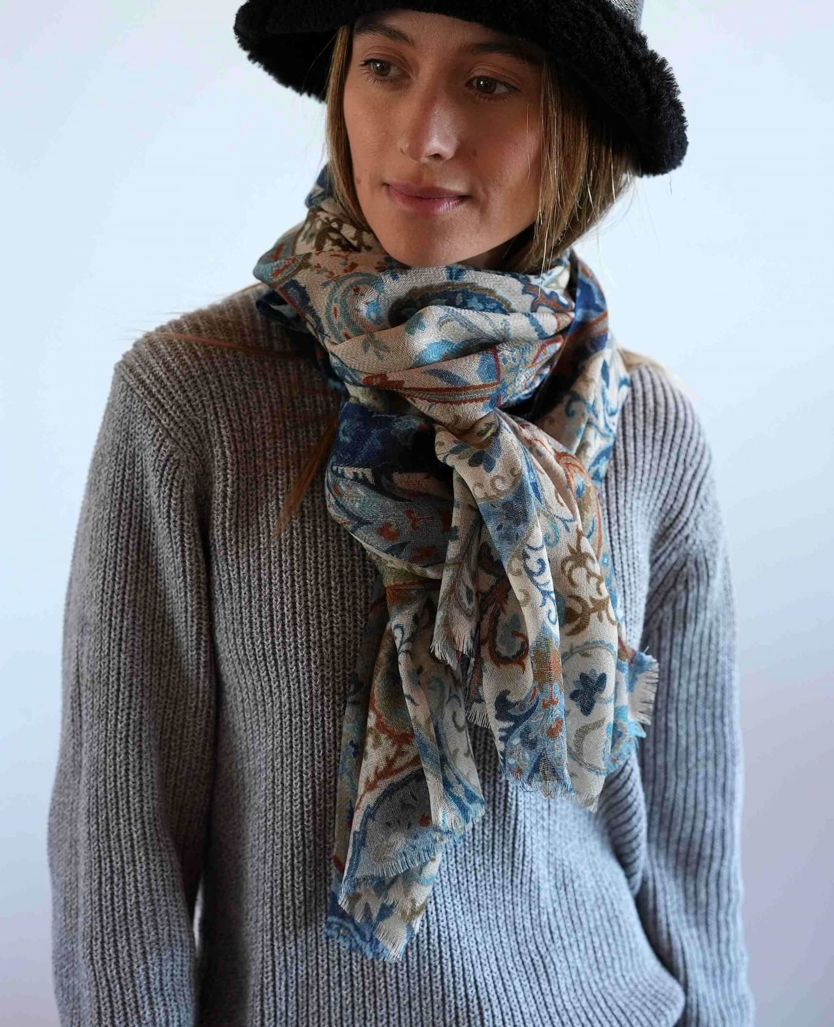 Fular de lana Sheki Paisley llevado al cuello