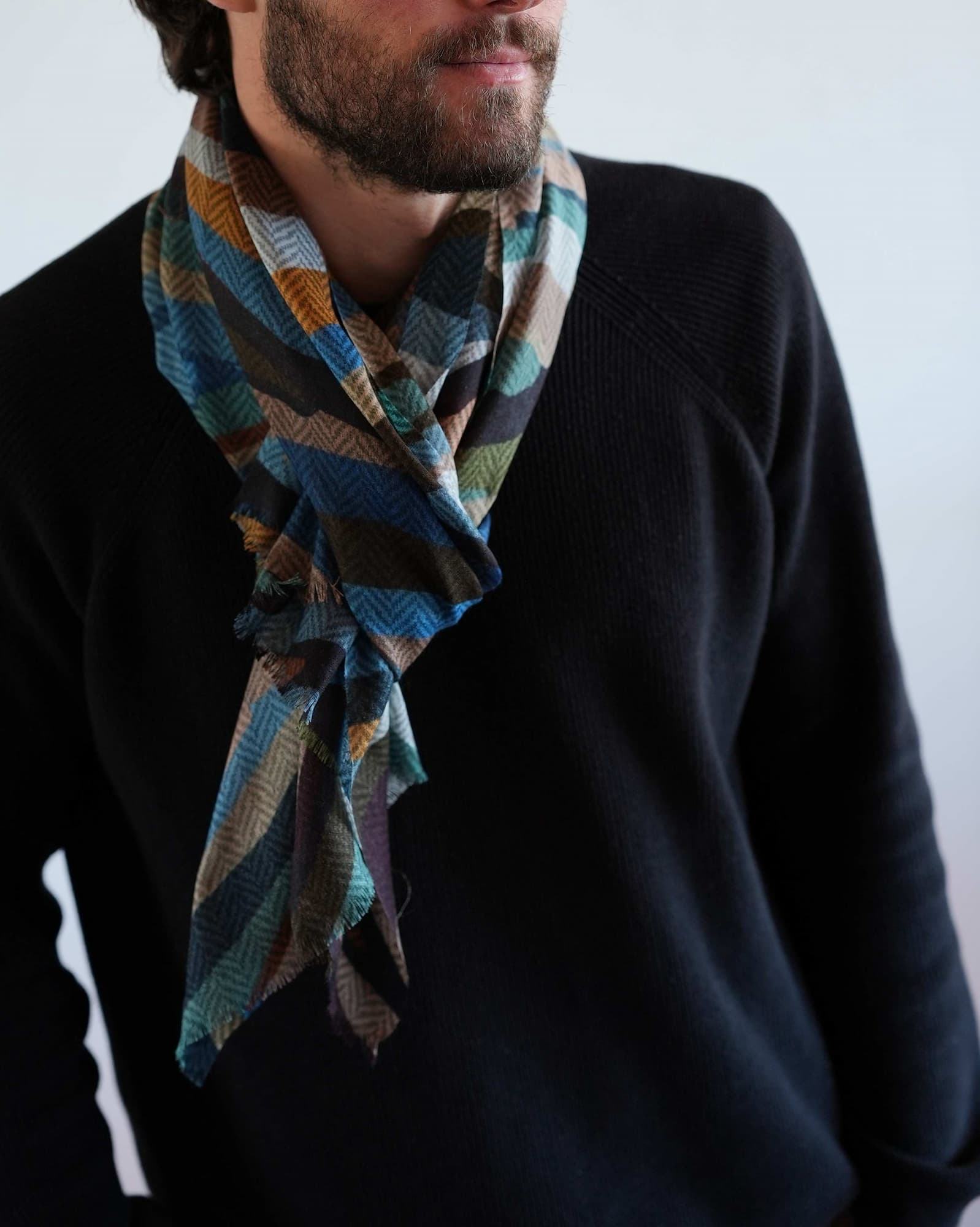 Fular lana Vaxholm horizon llevado al cuello