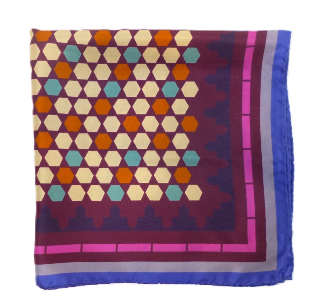 Pañuelo seda Vaxholm geométrico morado detalle estampado