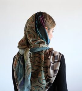 Pañuelo de lana seda Sheki Nomad llevado tipo turbante