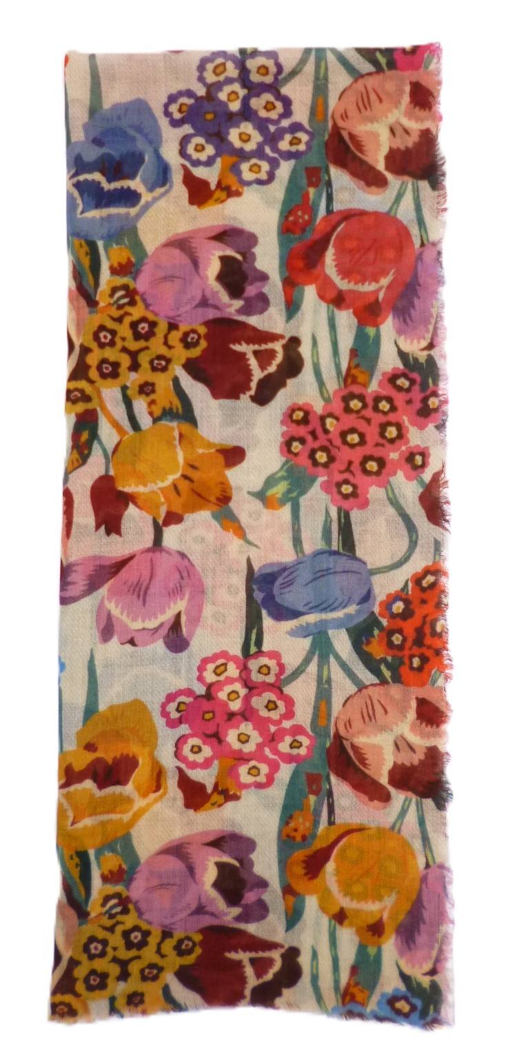 Pañuelo Suzdal Bloom detalle del estampado floral