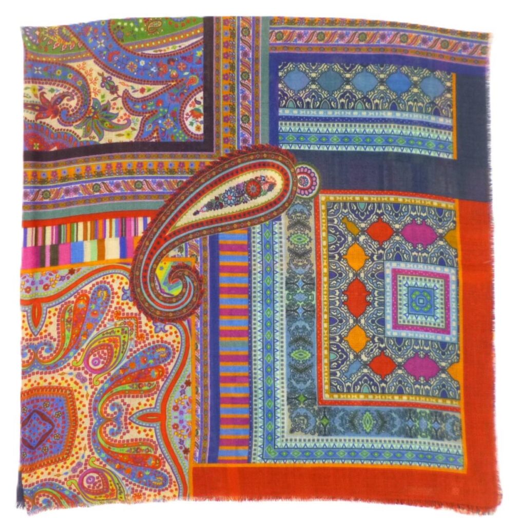 Pañuelo Suzdal Bohème de lana y modal detalle del estampado paisley multicolor