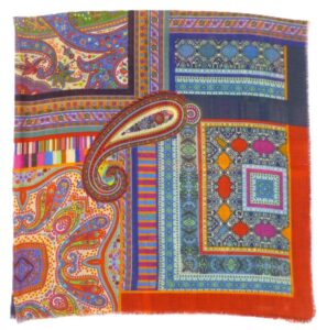 Pañuelo Suzdal Bohème de lana y modal detalle del estampado paisley multicolor