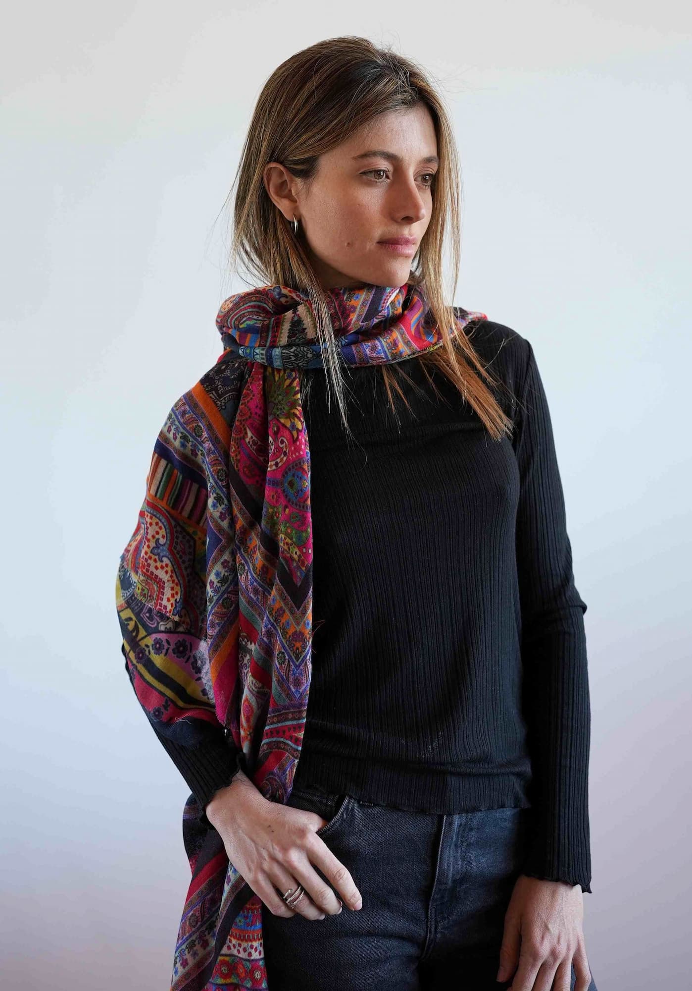 Pañuelo Suzdal Bohème de lana y modal con estampado paisley multicolor llevado al cuello