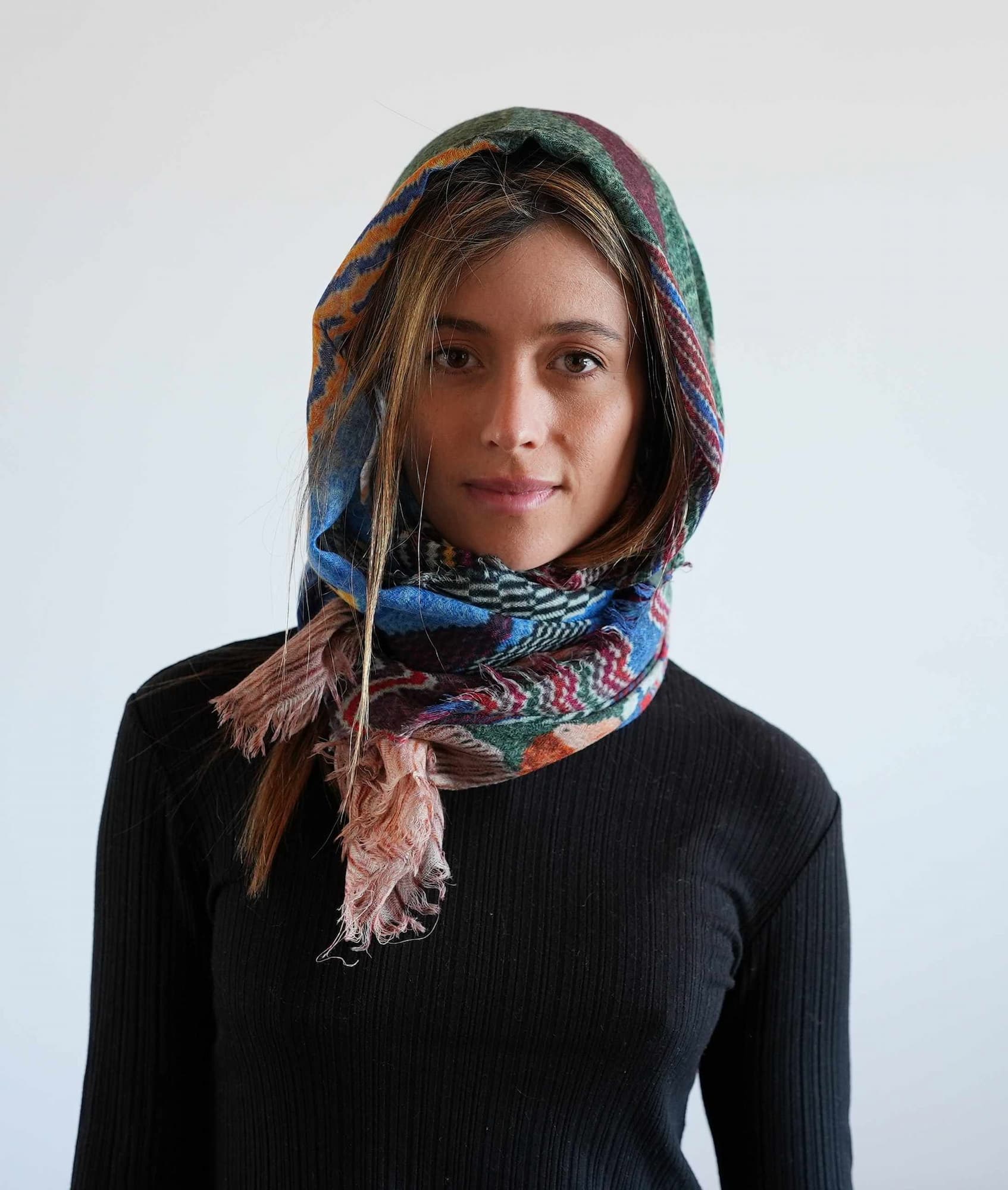 Fular de lana Hidra Knit llevado al cuello y sobre la cabeza