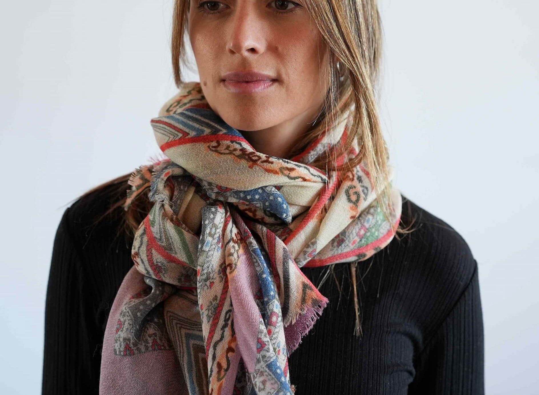 Fular de lana Hidra Saga llevado al cuello