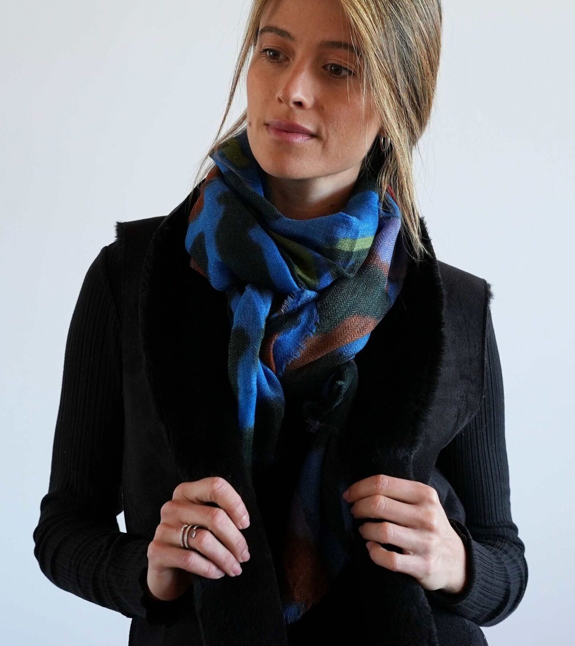 Fular de lana Naarden Canvas llevado al cuello